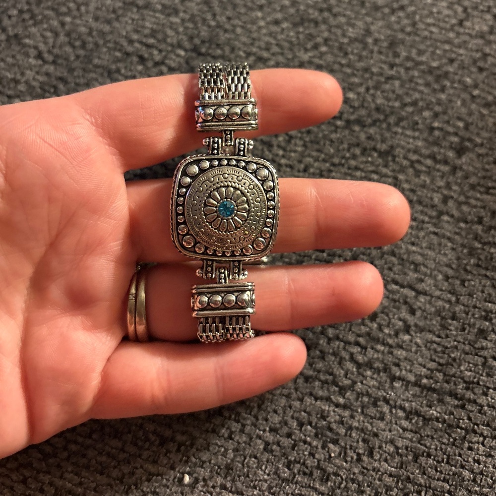 Silver changeable button bracelet with a blue diamond in the center